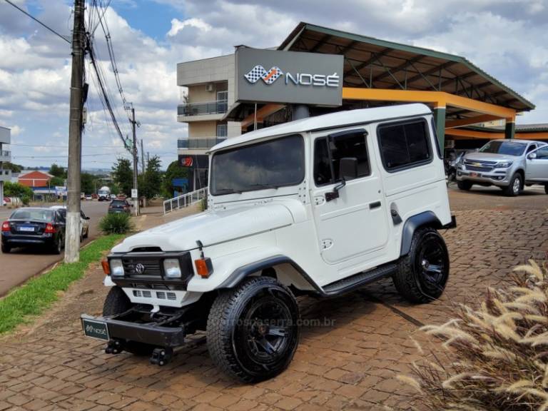 TOYOTA - BANDEIRANTE - 1996/1997 - Branca - R$ 117.200,00