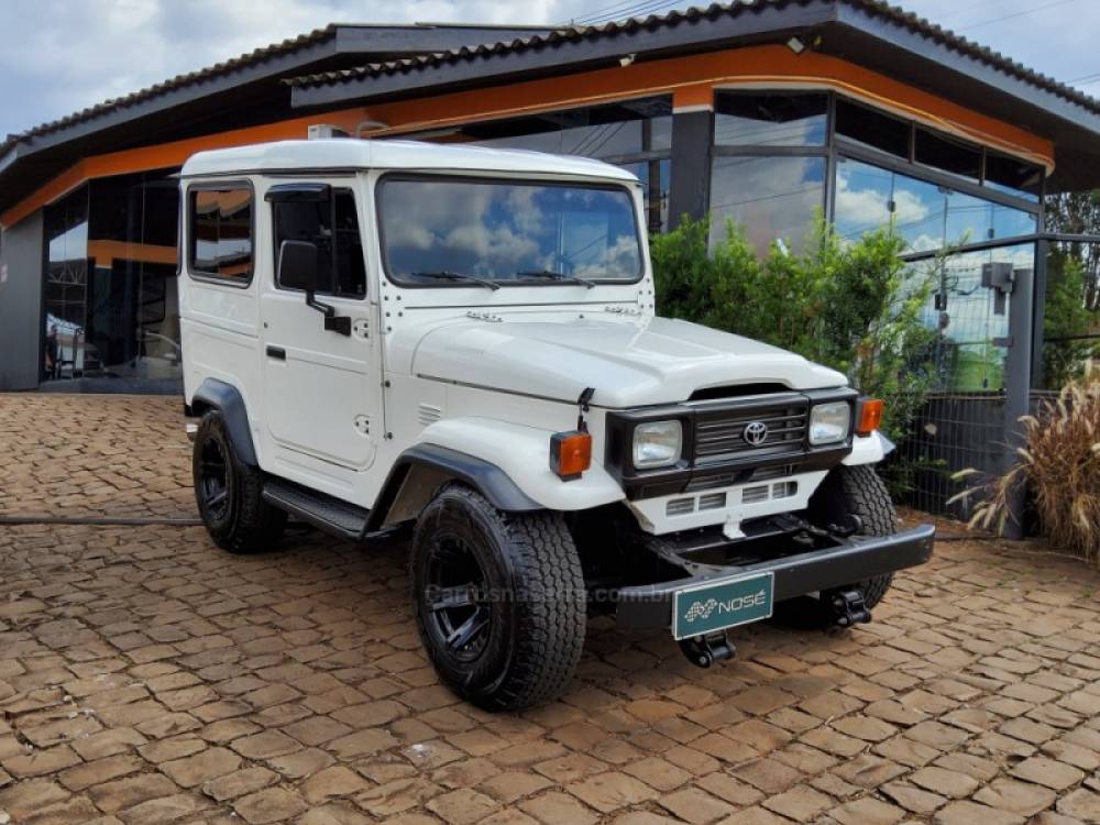 TOYOTA - BANDEIRANTE - 1996/1997 - Branca - R$ 117.200,00