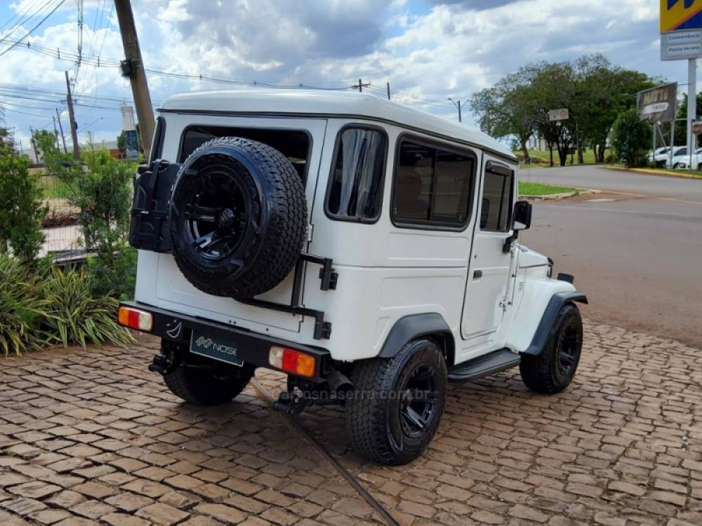 TOYOTA - BANDEIRANTE - 1996/1997 - Branca - R$ 117.200,00