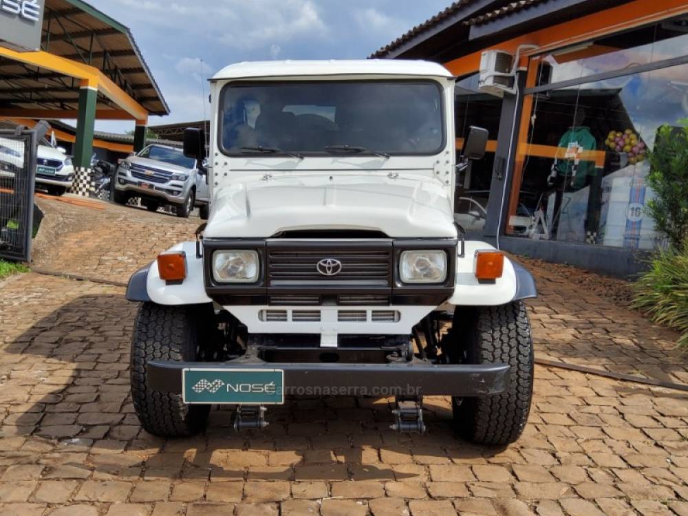 TOYOTA - BANDEIRANTE - 1996/1997 - Branca - R$ 117.200,00